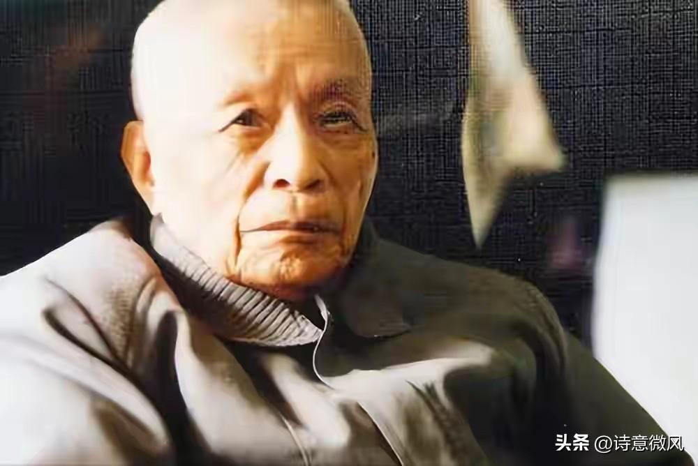 1955年授衔他只够大校，毛伟人看到名字皱眉，提笔改成中将。
 
这位被毛主席破