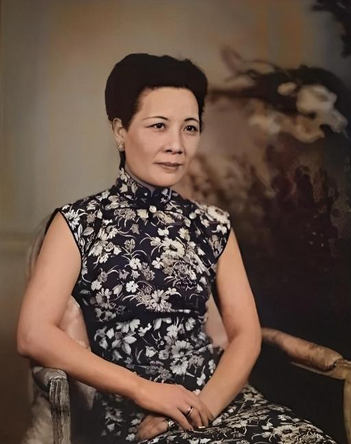 1949年解放军进驻蒋介石老家，推开宋美龄卧室房门，一股幽香扑面而来，墙上一物令