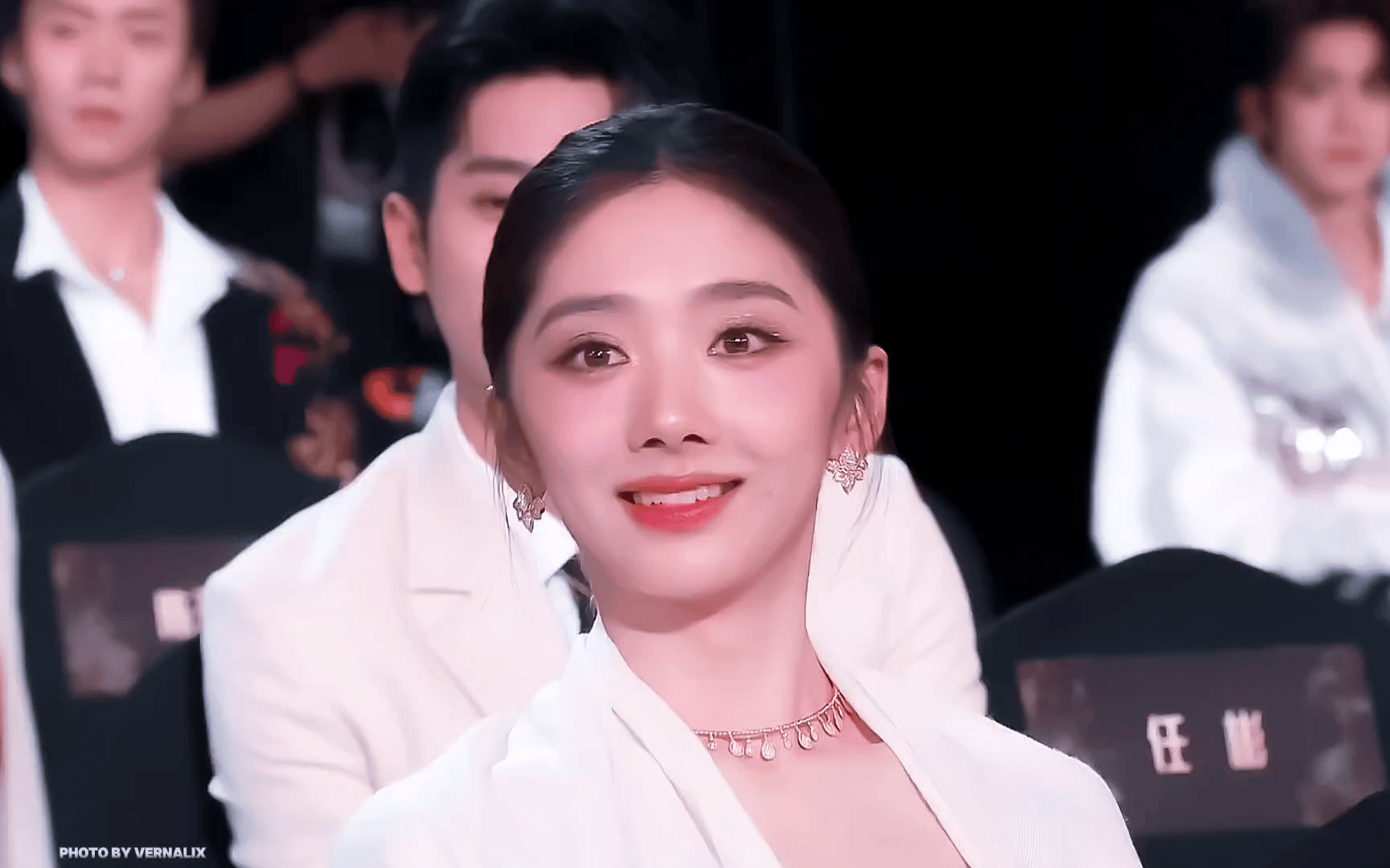 王影璐顶级骨相 简单的场景因为她出色的骨相而显得格外有质感。雪地里的随拍都透着清