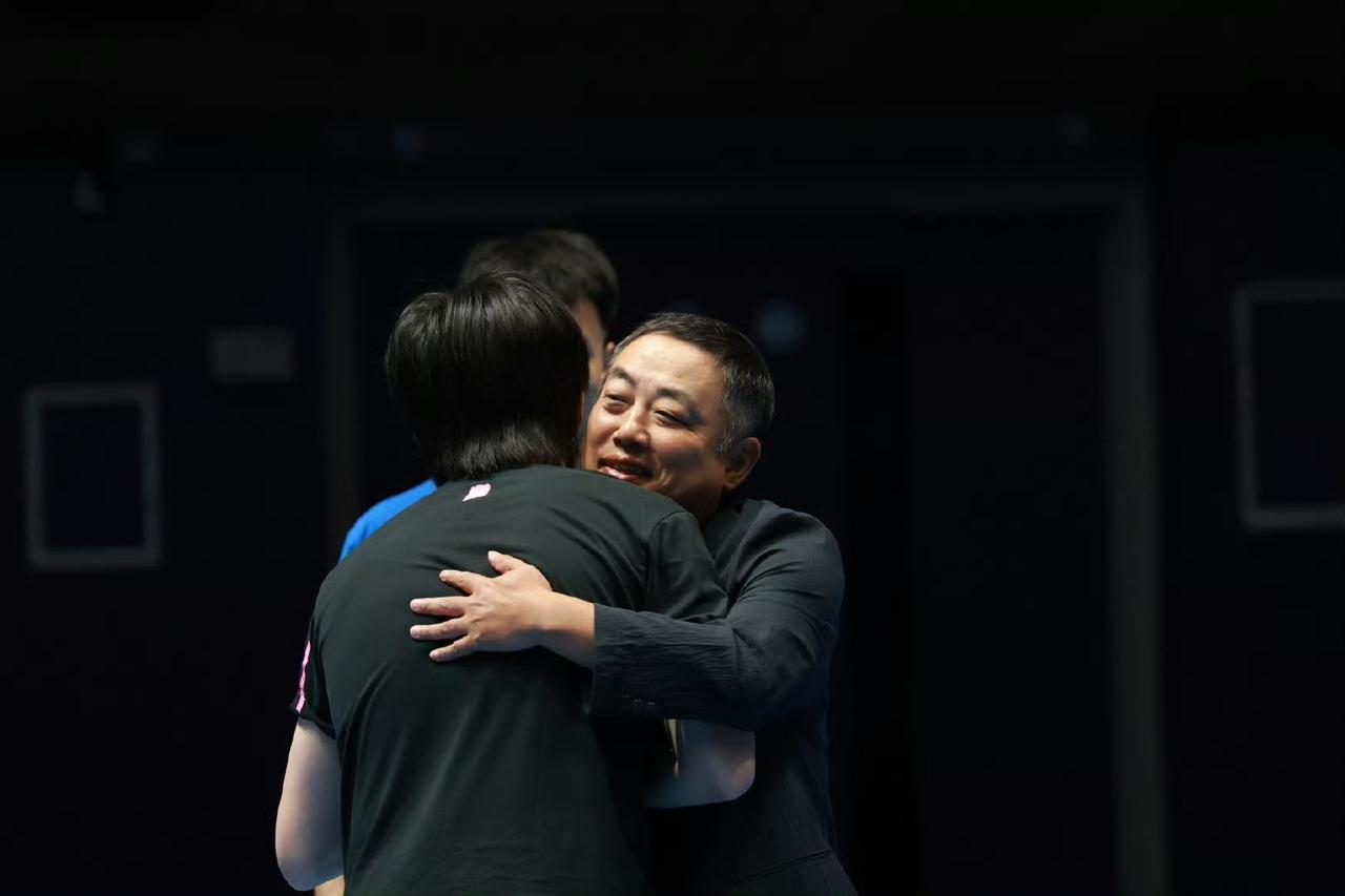 拥抱王楚钦，握手林诗栋、梁靖崑、周启豪，刘国梁现身伦敦，第一时间与王励勤一同前往