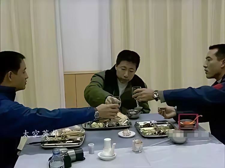 2003年，杨利伟出征前的照片，真正的壮行酒，有去未必有回，让人肃然起敬的照片！