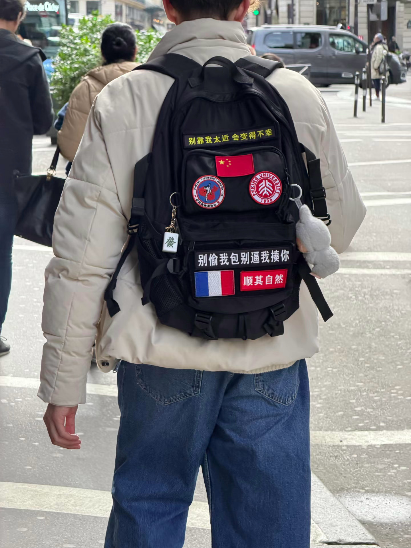 哈哈哈哈哈！我笑死，巴黎街头，法国小哥的书包！有点东西………… 法国·巴黎