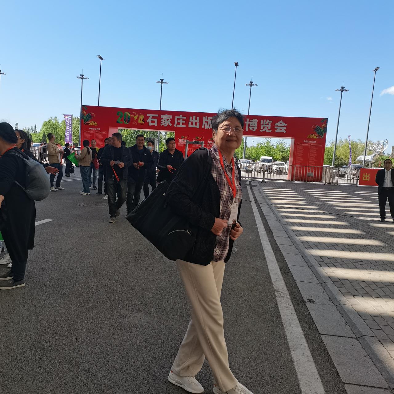 七老八十五零后，
吃苦耐劳老三届。
知青岁月故事多，
人生跌宕工农兵。