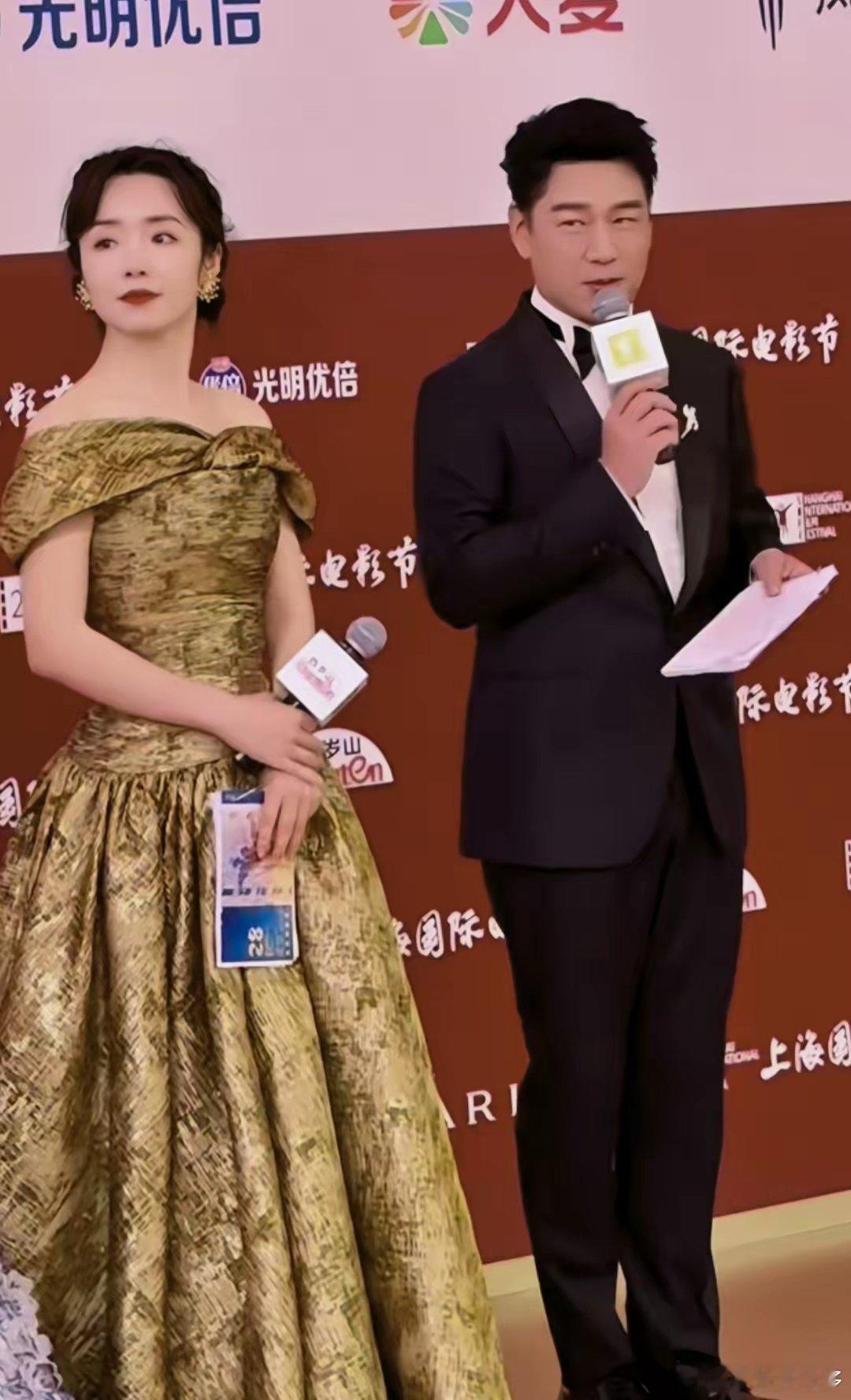 别人走红毯是去美，王耀庆是去跑马拉松的上影节红毯最忙的人出现了——王耀庆，一人打