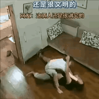 “或许这就是让人羡慕的夫妻相处之道吧！”一对夫妻，本在“互殴”，没想到，丈夫的手