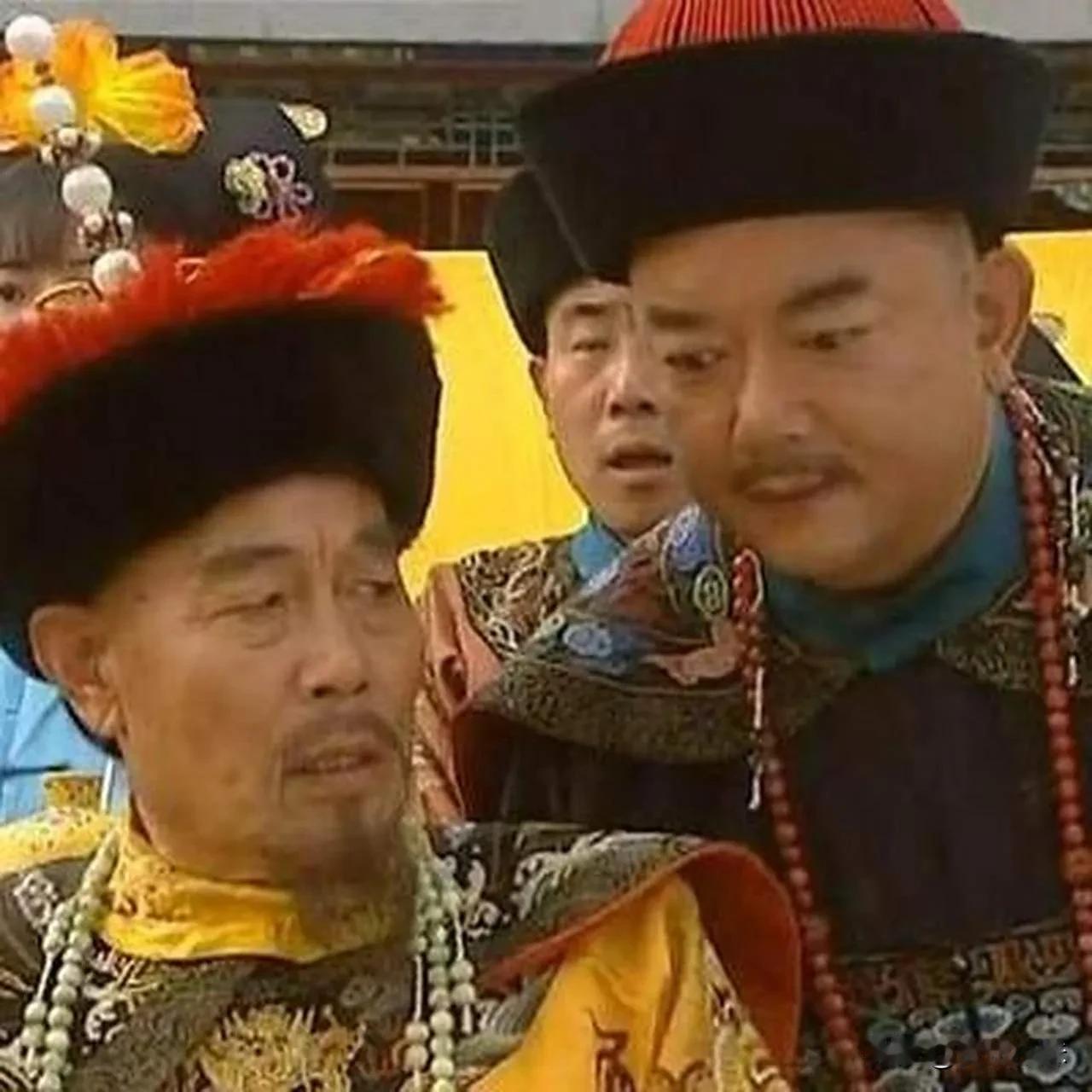 1799年，89岁的乾隆在弥留之际，似对嘉庆交代着临终遗言，可是嘉庆一个字也听不