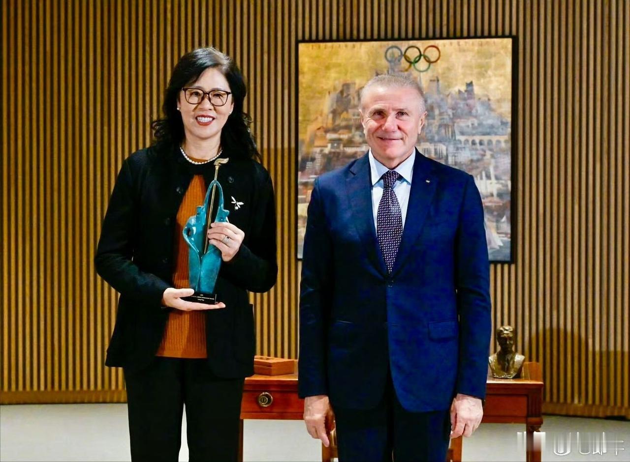 郎平斩获国际奥委会教练终身成就奖，成为三大球首位获此殊荣的教练；朱婷扣杀稳居世界