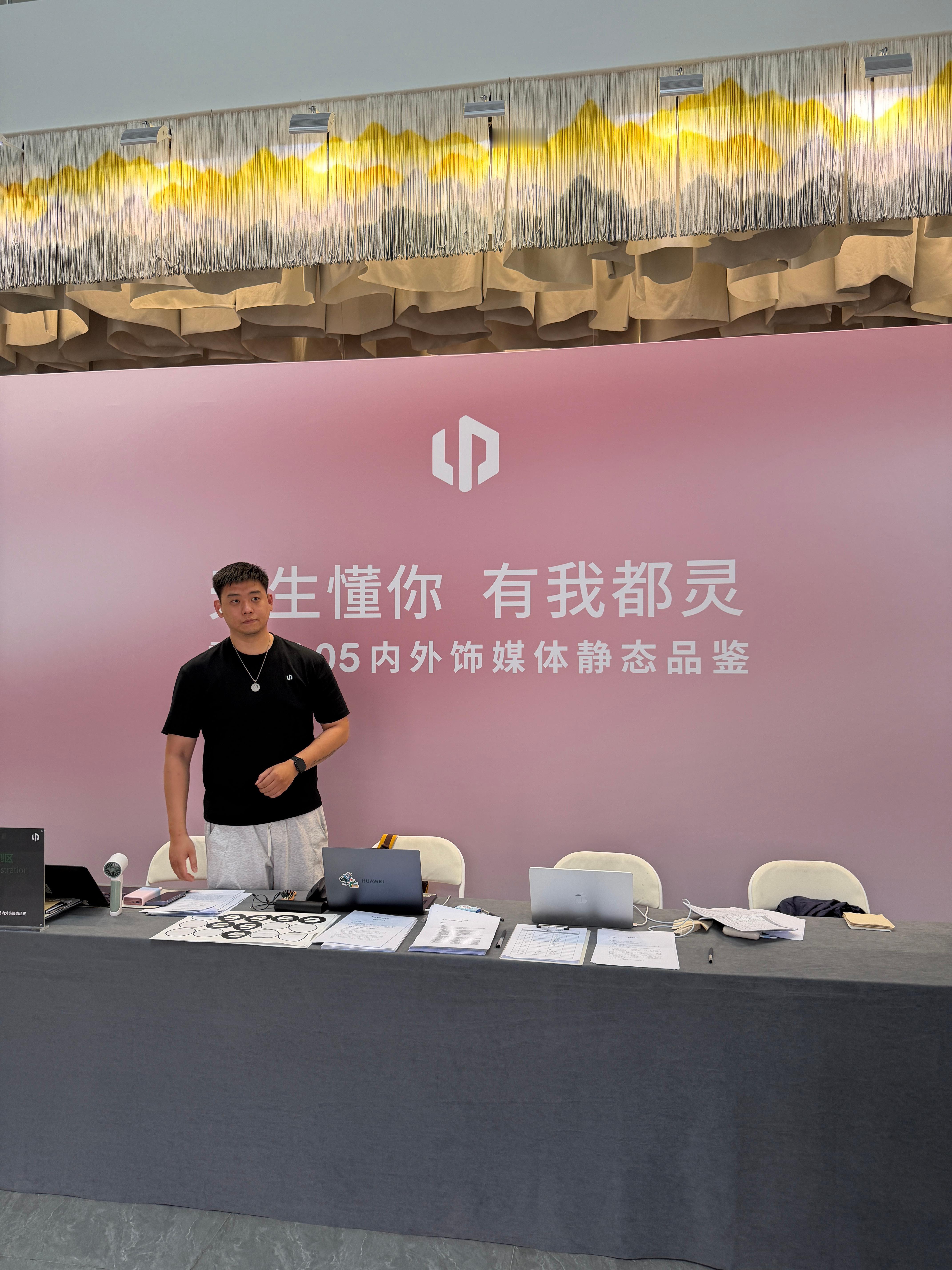 零跑签到台安排了一个一米九的大帅哥迎接我们前一家媒体还没收工，那就先炫饭叭 