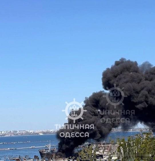 当地时间5月5日，乌克兰敖德萨遭到俄罗斯的空袭，多只船只在空袭中被击中起火冒烟。