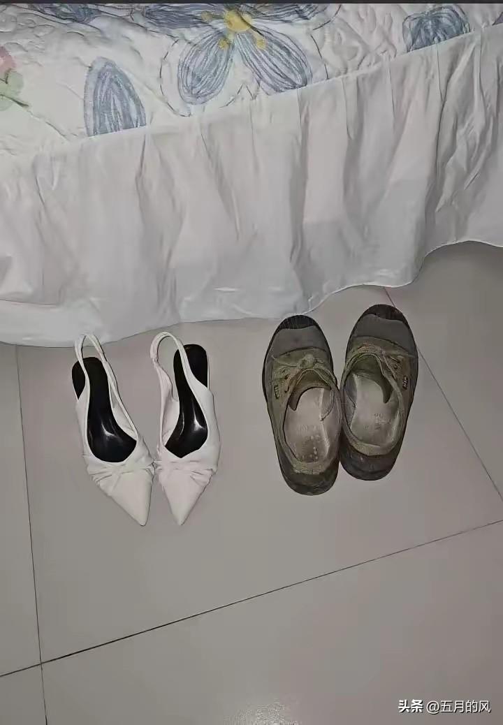 床边一双高跟鞋，一双解放鞋。两双鞋的摆放刚好一正一反，这里面不会有什么故事吧？[