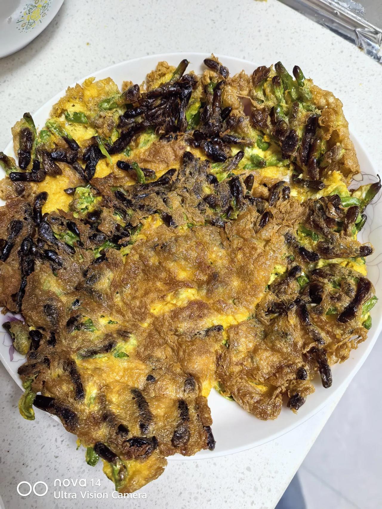 云南一年四季的食材里面都可以有花，今天买了点金雀花，棠梨花来整两个菜。
结果我手