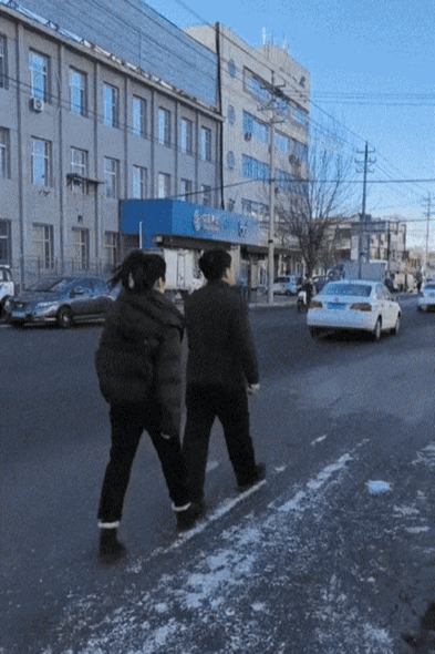 这俩人不用刷脸，就知道是亲生的！