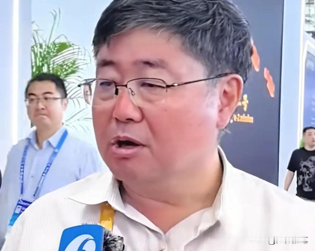 台湾退役军人和媒体人在珠海航展呼吁两岸交流。

台退役军人吕礼诗在珠海航展接受采