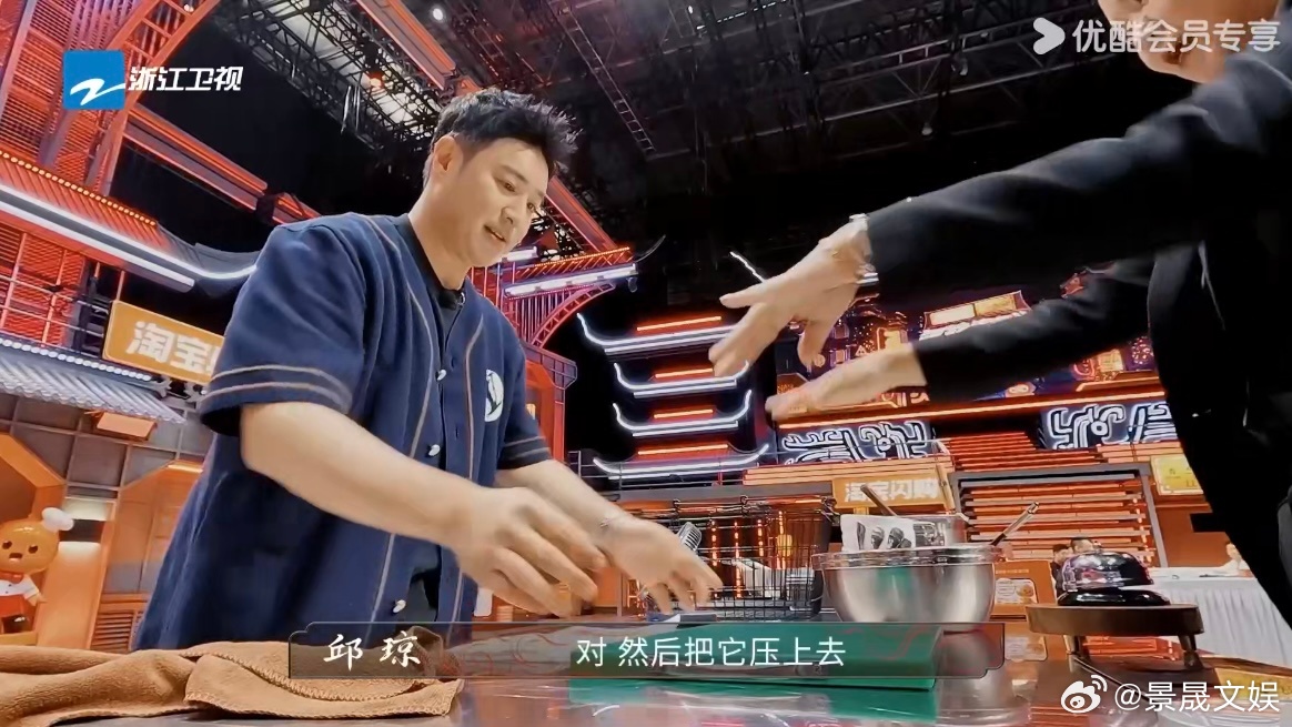潘玮柏做饭把人都逼成幼教了 潘玮柏在炙热游戏百厨大战做饭太逗了，吃饭厉害的他一碰