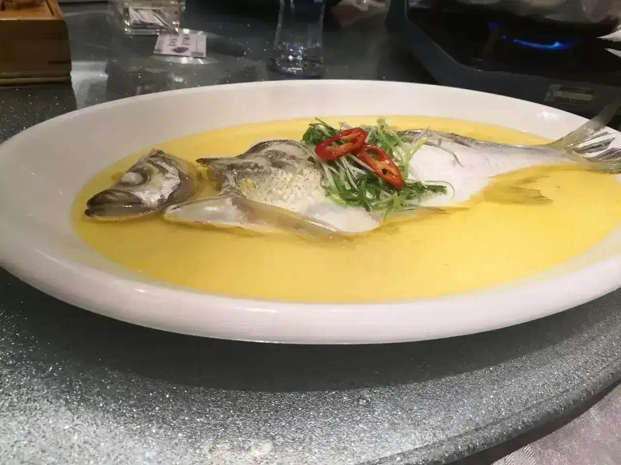 杭州饮食以清淡著称，大概跟杭州的气候有关，杭州本地人不太嗜辣，也不太嗜咸，如果是