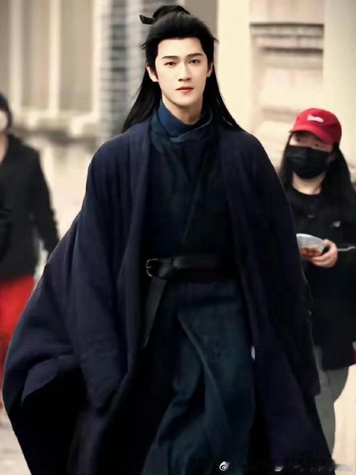 李昀锐出妆李昀锐真的好漂亮呀，期待他的冰火重生里面诸葛玥的各种造型。 ​​​