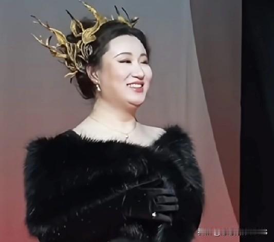 锤娜丽莎真是长在我审美上！
神似娄艺潇，五官精致皮肤白，明明可以靠颜值却偏偏有实