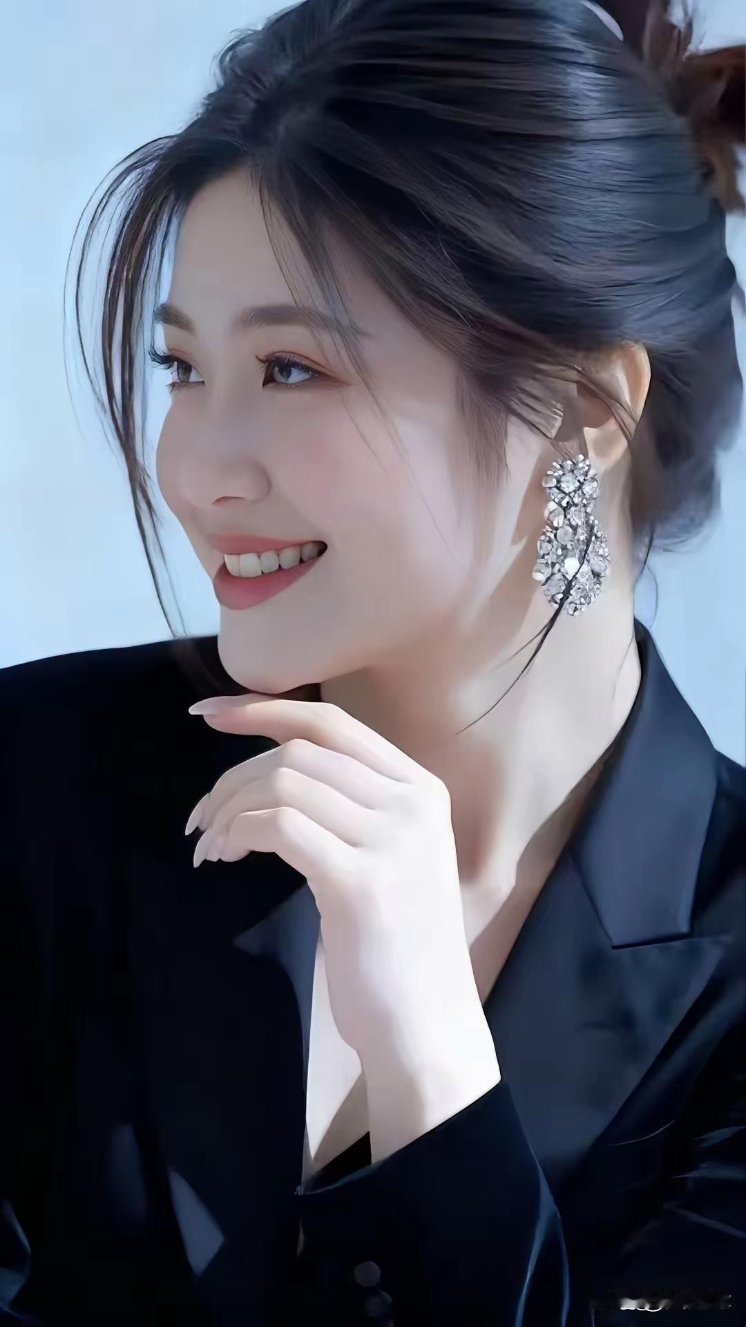 优雅黑丝绒，闪耀耳饰，职场女性魅力尽显！💄✨