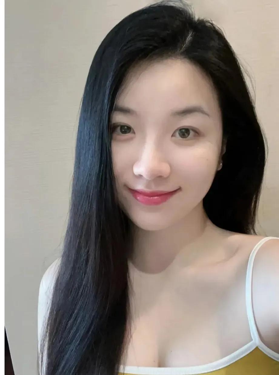 31岁的她独自坐在咖啡馆，习惯性地翻阅着书籍。这时，一个温柔的声音打破了她的宁静