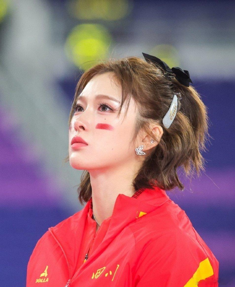 吴艳妮：2025有梦寐以求的突破、不甘的泪水，会全力弥补缺口。11月22日，结束