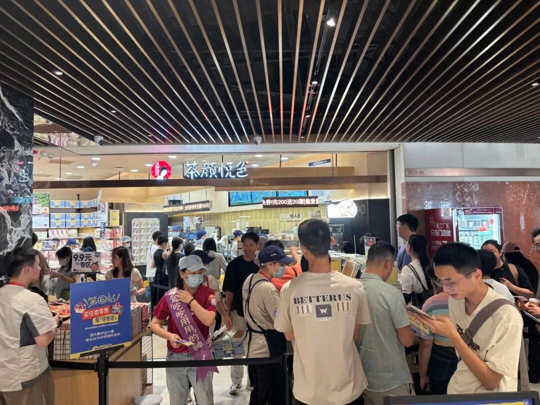 #网红奶茶代购炒至88元一杯#【超200人排队！深圳网红奶茶店一大早被挤爆 大量