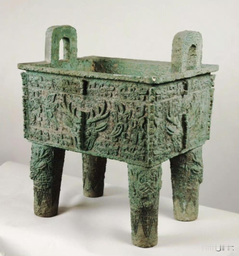 鹿鼎，严肃的大方鼎，在史语所。

殷墟西北冈M1004出土，四条墓道的大墓，鹿鼎