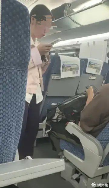 网友爆料:高铁上一女子用智能手机的语音翻译功能，向同车厢的一外国男子索要联系方式