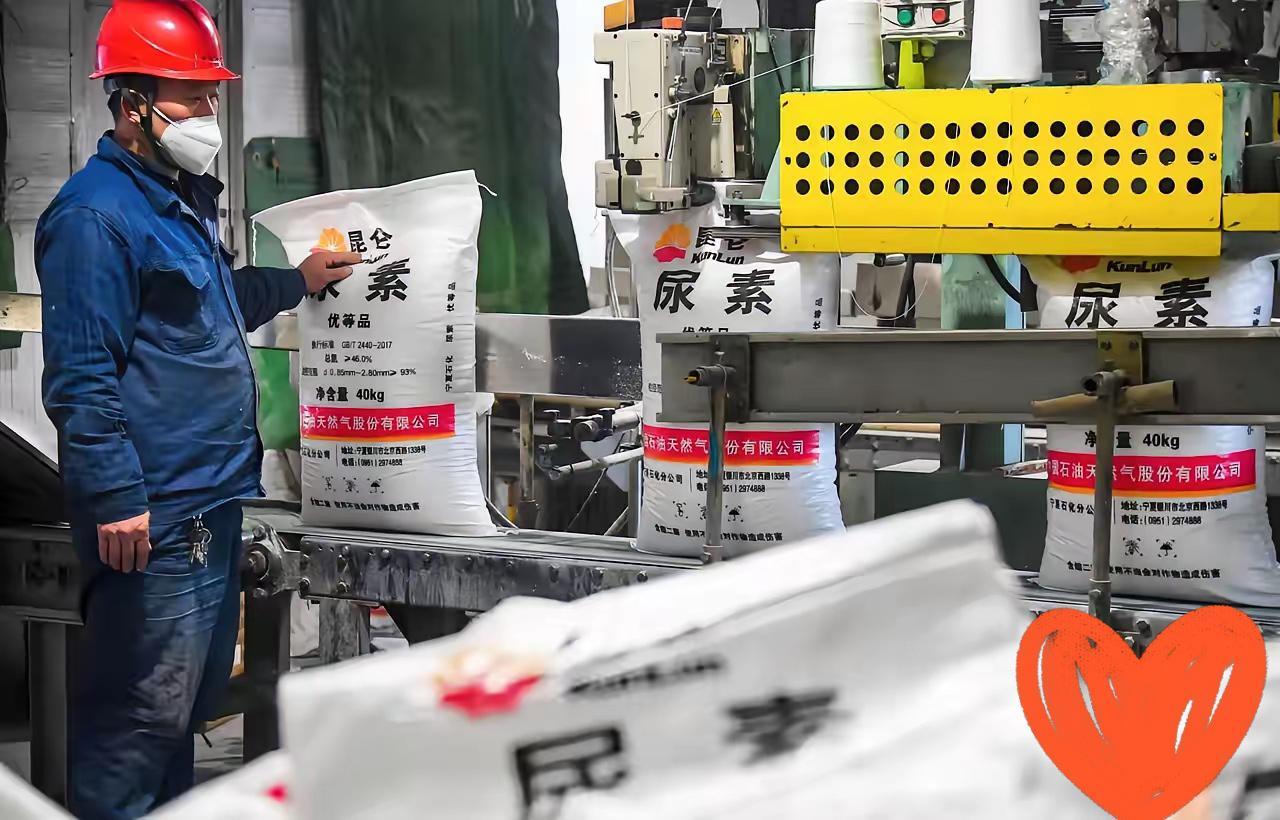 全球能源咽喉霍尔木兹海峡近期的地缘风波，让国际尿素供应链遭遇冲击。这条每天吞吐2