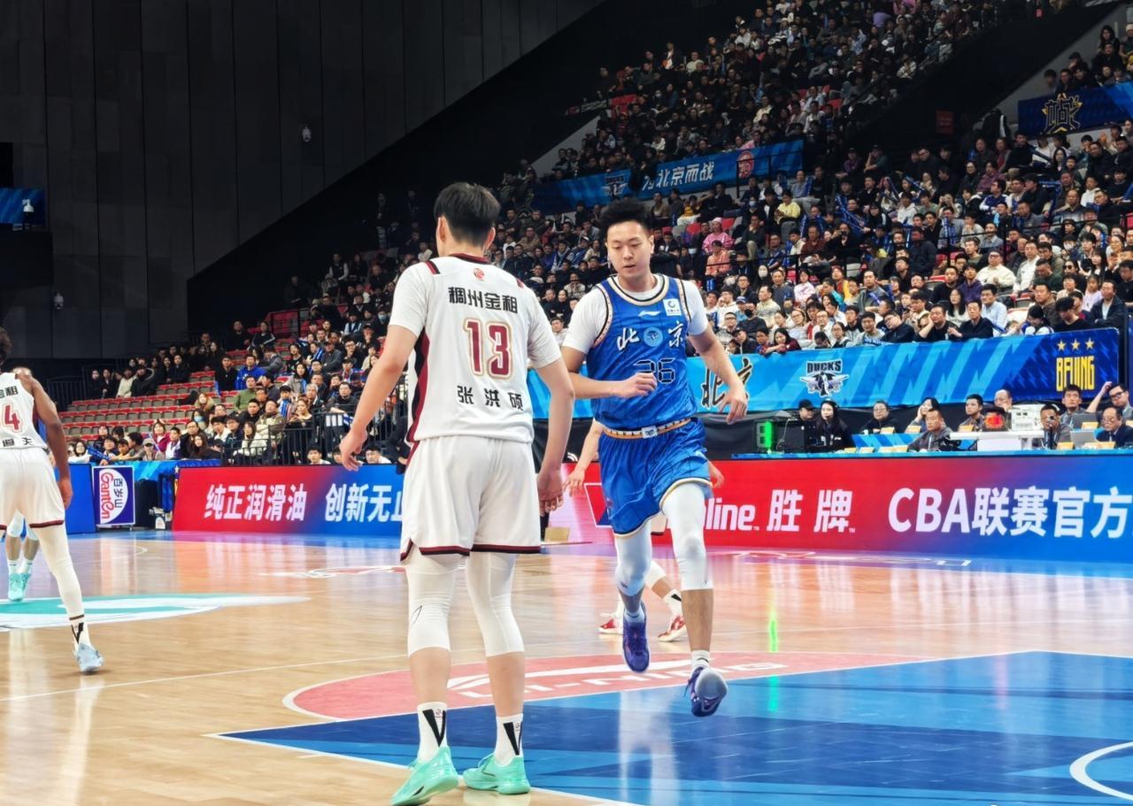 人员不整的北京男篮顶住了浙江稠州的猛攻，主场艰难取胜，拒绝连败。

周琦、赵睿、