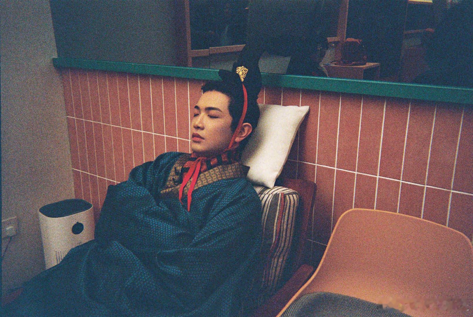 颜人中把音综玩成了喜剧现场！别人专注唱歌，他忙着输出谐音梗，晒帅照求夸被警告后秒