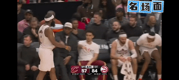 “NO！这个座是哈登的！”汤姆林见哈登走过来先是让座又用拍掌的方式挡住了莫布里！