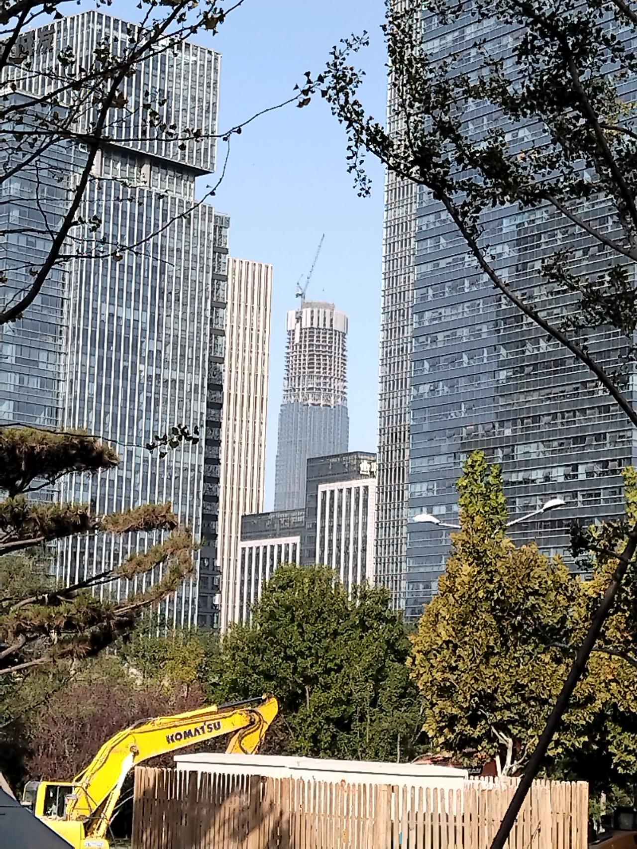 山东第一高楼，绿地山东国金中心幕墙安装作业已经恢复，同上个星期比较，幕墙往上升了