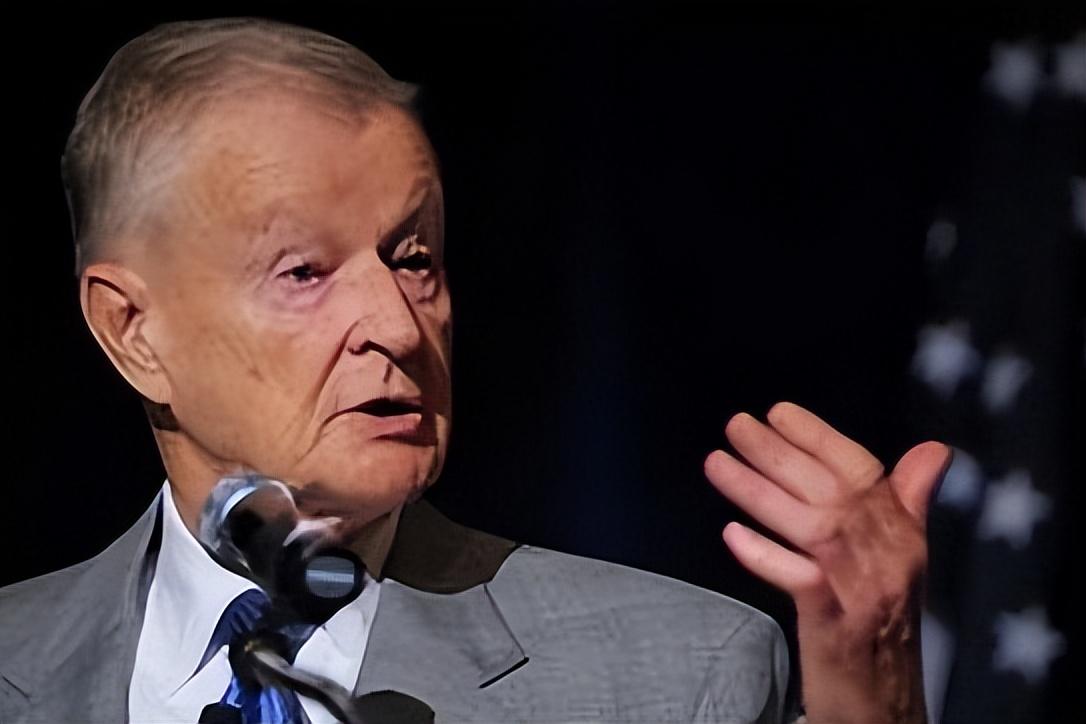 布热津斯基在《大棋局》里做过一个判断，他觉得中国就算发展再快，也摆脱不了对美国市