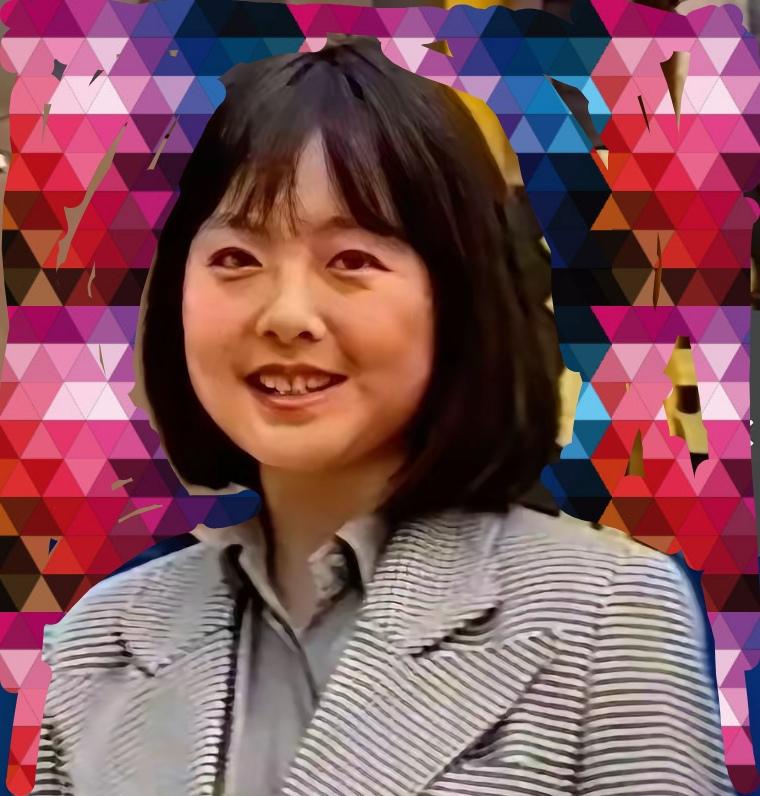 这是一个主持人刚出道时候的模样，是谁呢？