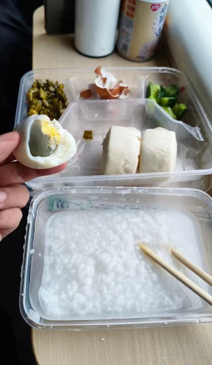 火车上20块的早餐，大家觉得怎么样？
有人觉得太贵了，有人觉得还可以，反正我觉得