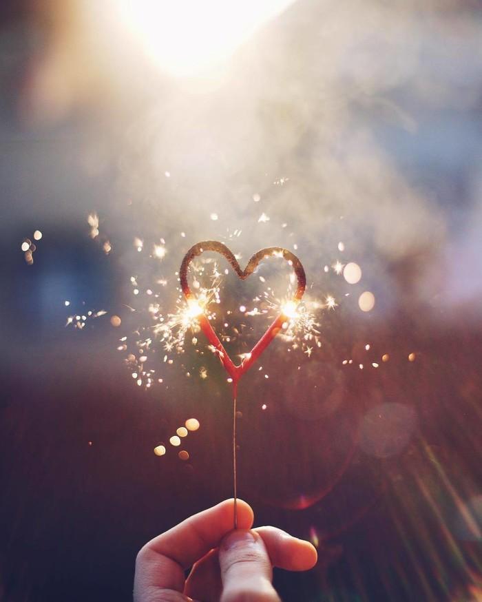 “有一种缘，放手变烟花；有一颗心，坚持才是真情；有一种爱，选择从不后悔；下一秒，