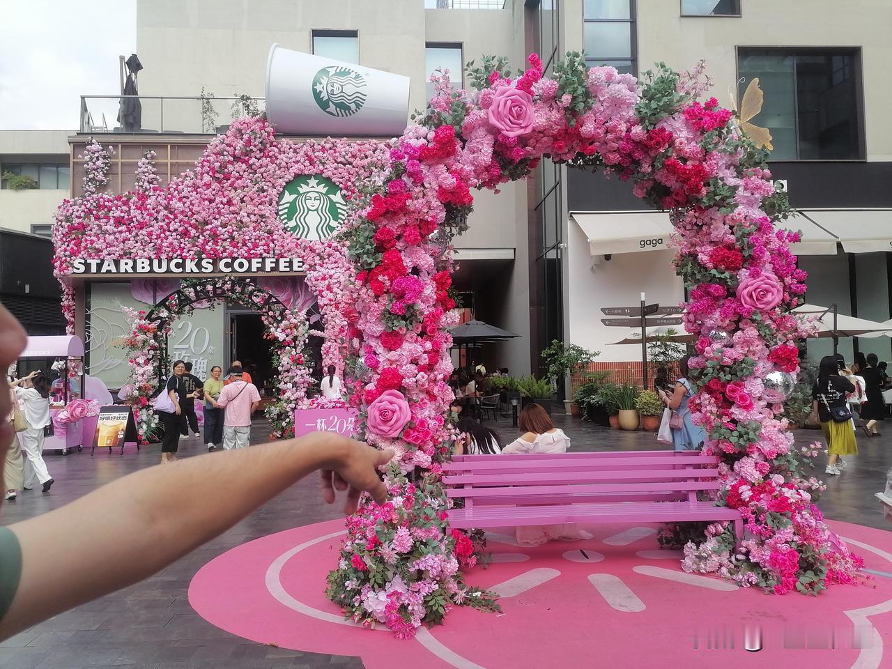 深业上城打扮得非常漂亮，到处鲜花盛开花枝招展，吸引大量游客尤其是俊男靓女来此打卡