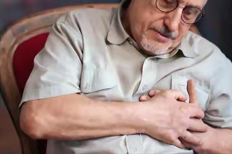 医生再三强调：有心脏病的人，宁可出门去散步，也不要去做这5事
——但请先认清：“