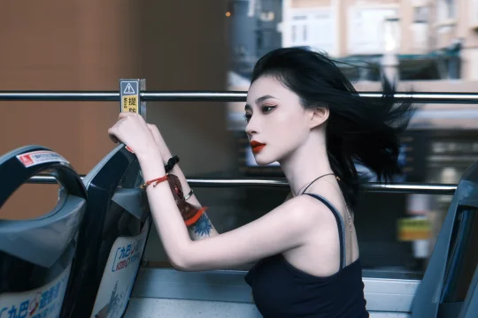 总要坐一次落日飞车 去吹一吹维港的风