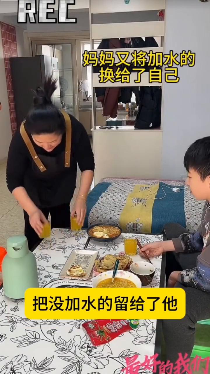 最好的家教，最好的我们。
注意看，一家人吃饭时丈夫在给大家倒饮料，轮到妻子的杯子