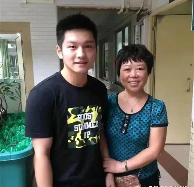 记者问樊振东：“你拿了这么多奖金，准备怎么花？”樊振东很老实：“都交给我爸妈，他