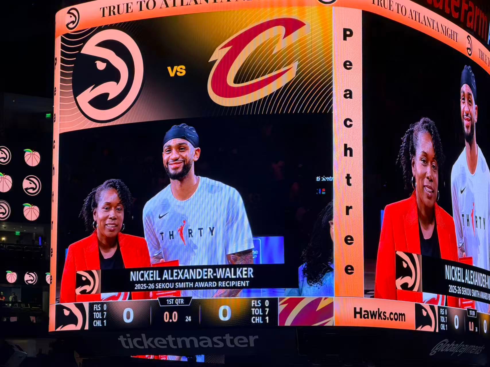 前方报道📷沃克获得今年老鹰队内的Seiko Smith（最佳形象）奖，该奖项表