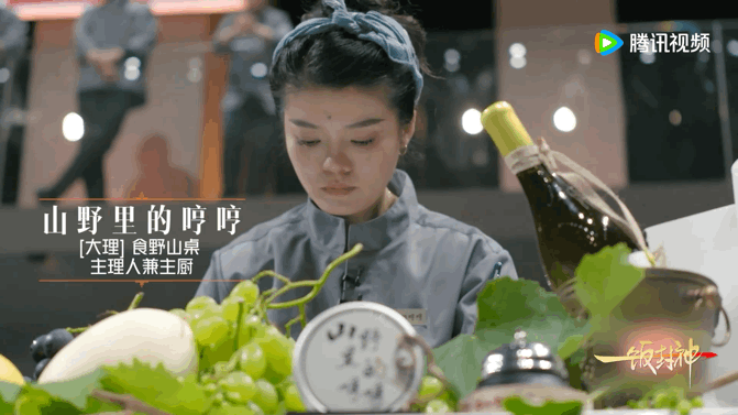 宁夏被装进了这道菜里一饭封神《一饭封神》中贺兰山葡萄酒腌羊排，当地酒去腥增香带山