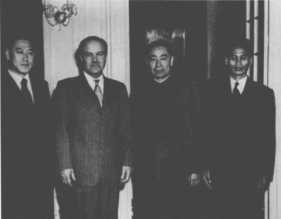 周恩来和苏联外交部长莫洛托夫(左二)、朝鲜外务相南日(左一)、越南外交部部长范文