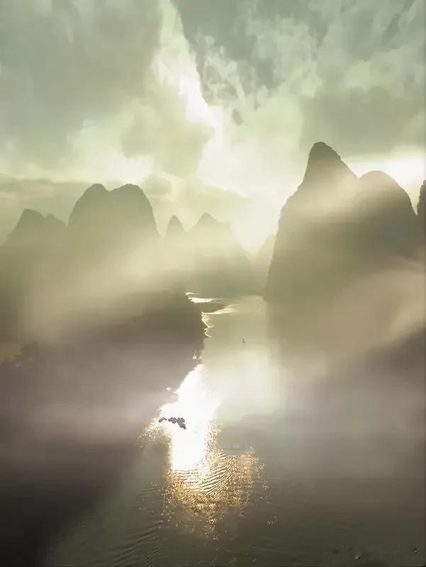 《念奴娇·遣怀》
危楼凌汉，望悠悠、江水滔滔东去。浩渺烟波，吞远岫，云影天光相觑