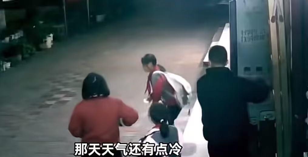 贵州女孩错过末班车困雨夜，

夫妻自驾车冒雨护送遇盘山路，

到家后公交才到站.