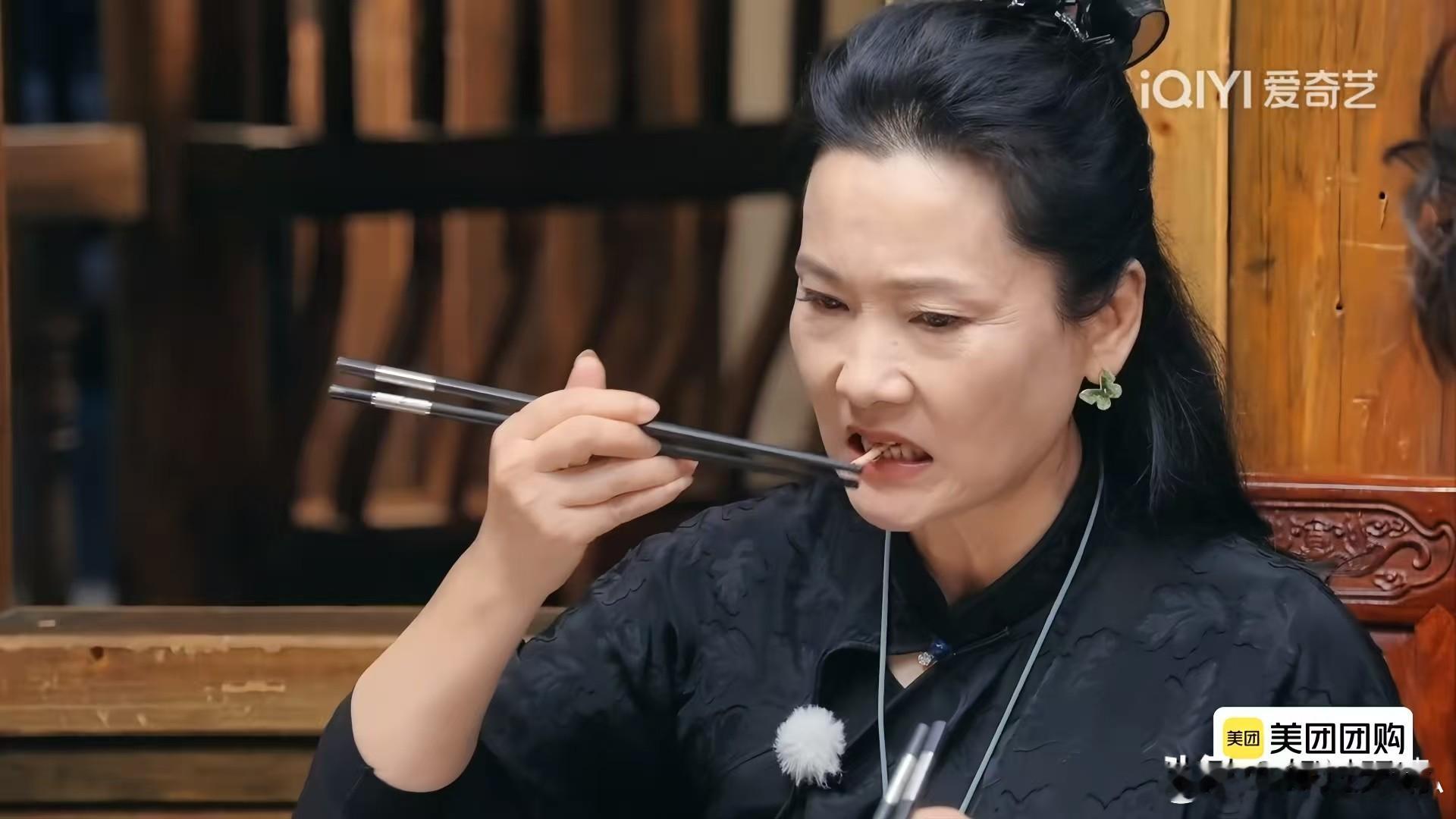 何赛飞在贵州吃了一口凉拌折耳根，立刻面露痛苦的吐掉了，然后不解的问宁静：“你们为