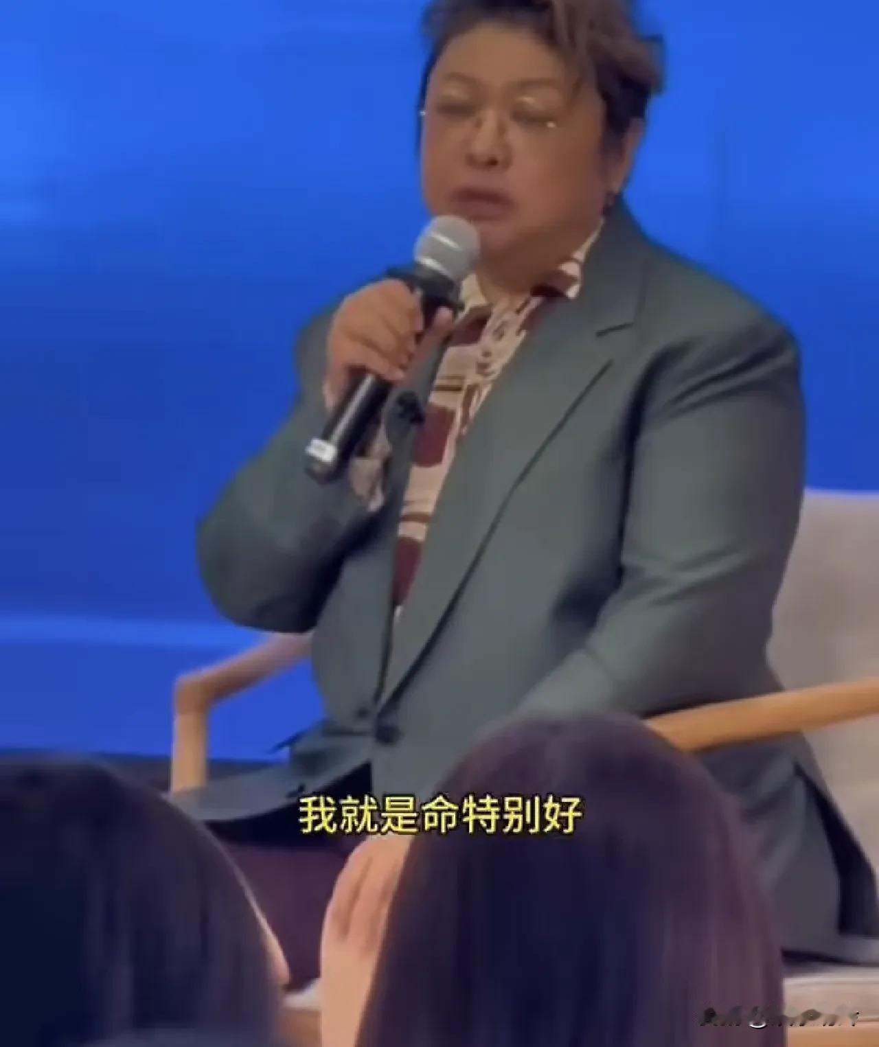 韩红说本来她不敢当导演，但她命特别好招人喜欢，有个师父喜欢她愿意教她拍电影，这个