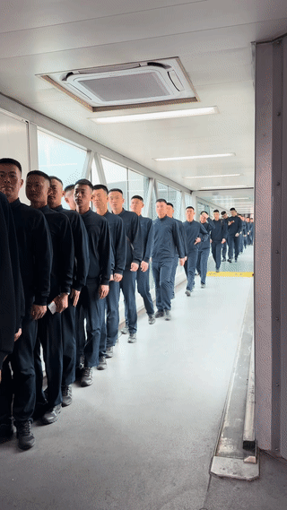 这些黑衣人都是特殊警卫人员。
他们的工作是负责大型活动的警戒任务。
看起来个个都