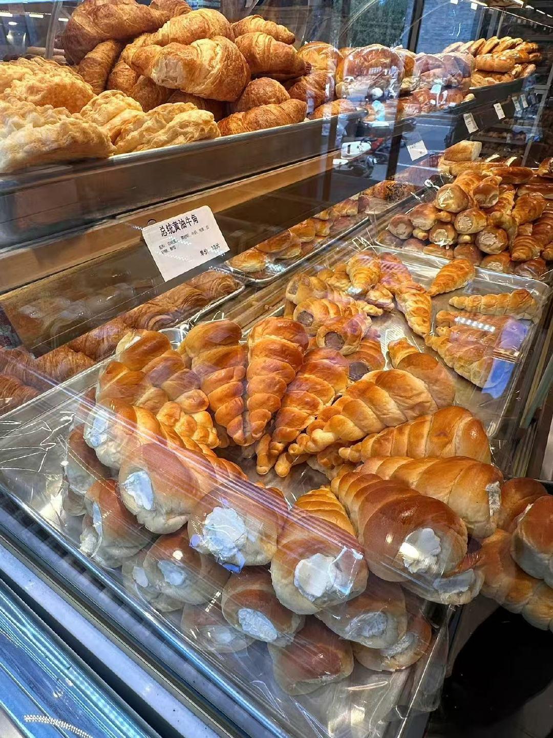 李佳琦误食过期面包火出圈李佳琦带火面包品牌回应暂时下架一场直播小乌龙带火北京面包